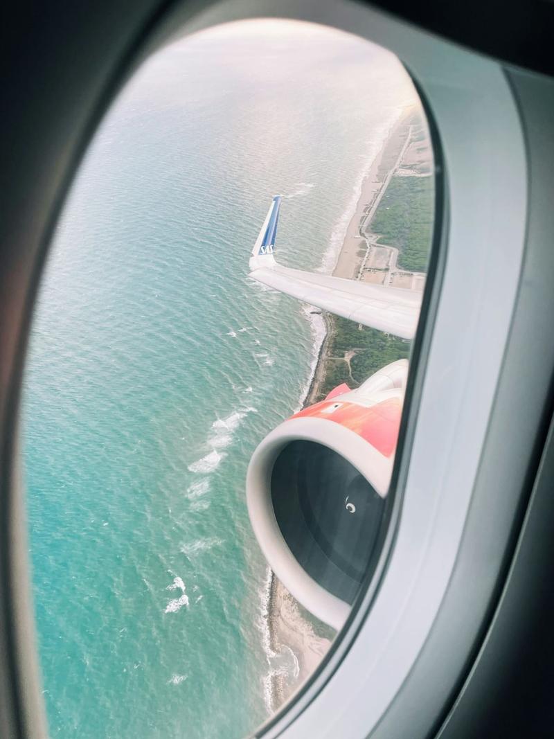 Ala di un aereo sopra il mare