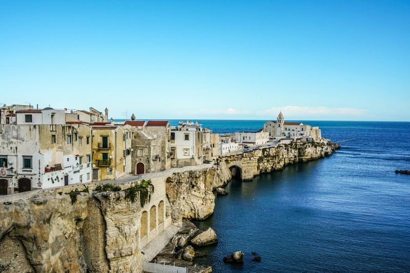 Borgo storico affacciato sul mare lungo la costa del Gargano