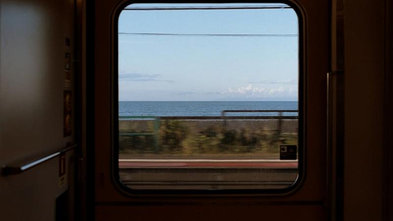 Finestrino di un treno con vista sul mare